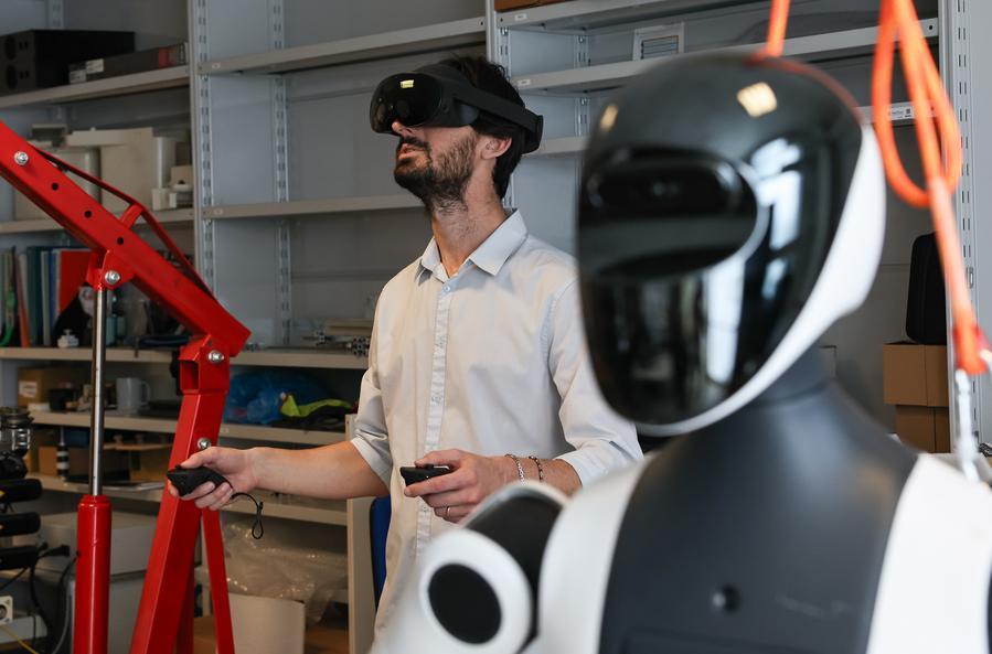 Ricercatore testa un robot umanoide presso il Laboratorio di Human Robot Interaction dell'Istituto di Intelligenza Meccanica della Scuola Superiore Sant'Anna di Pisa, Italia. (14 maggio 2026 - Xinhua/Wang Kaiyan) 