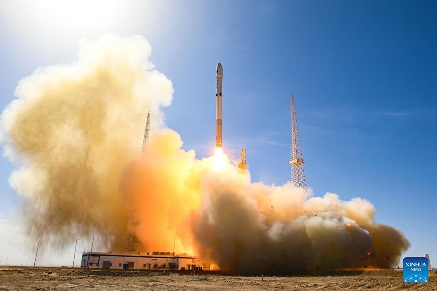 Un razzo vettore Lunga Marcia-12B Y1 decolla dalla zona pilota per l'innovazione spaziale commerciale di Dongfeng, nel nord-ovest della Cina. (1 giugno 2026 - Wang Jiangbo/Xinhua)