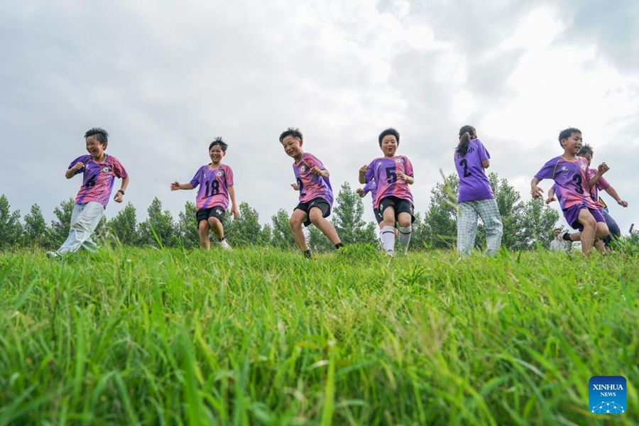 Bambini delle aree rurali inseguono sogni calcistici in una scuola primaria nell'Anhui