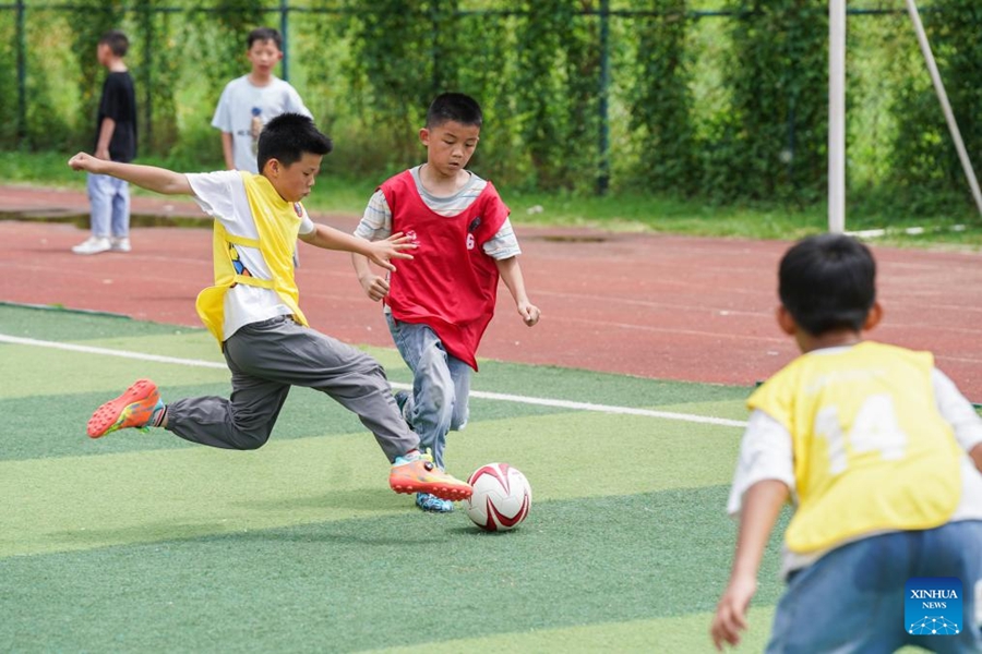 Bambini delle aree rurali inseguono sogni calcistici in una scuola primaria nell'Anhui
