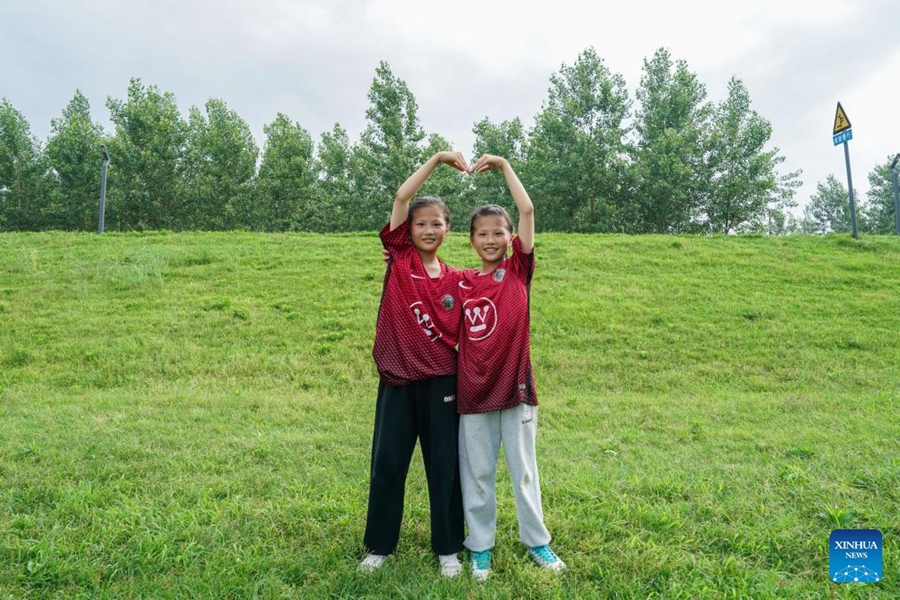 Bambini delle aree rurali inseguono sogni calcistici in una scuola primaria nell'Anhui