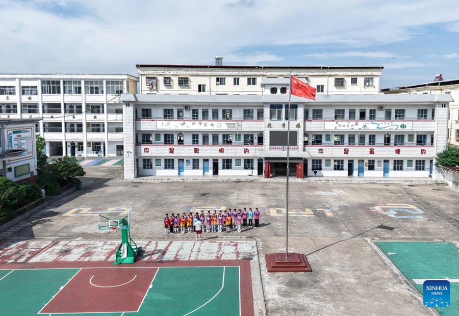 Bambini delle aree rurali inseguono sogni calcistici in una scuola primaria nell'Anhui
