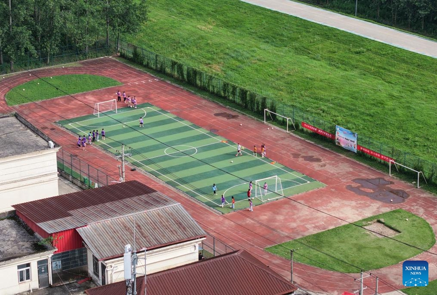 Bambini delle aree rurali inseguono sogni calcistici in una scuola primaria nell'Anhui