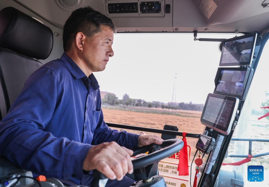 Dispositivi intelligenti impiegati durante la stagione di raccolta del grano nell'Anhui