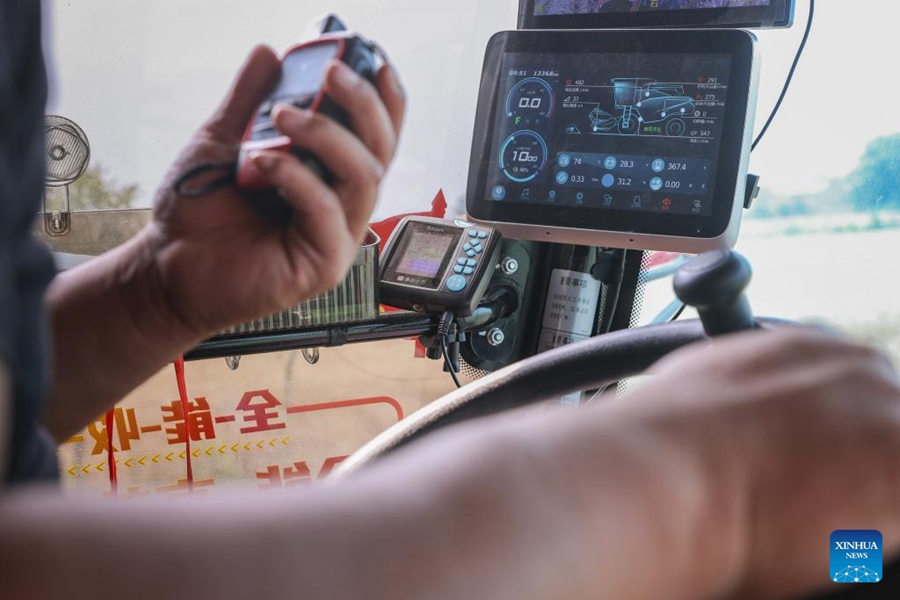 Dispositivi intelligenti impiegati durante la stagione di raccolta del grano nell'Anhui