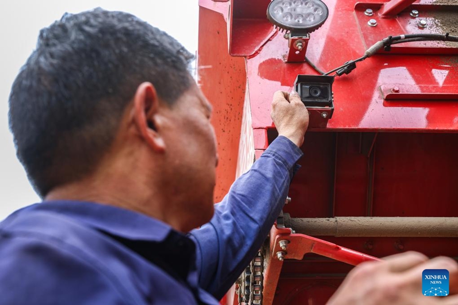 Dispositivi intelligenti impiegati durante la stagione di raccolta del grano nell'Anhui