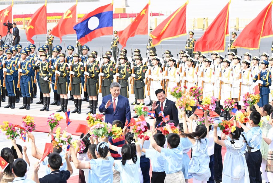 Xi Jinping incontra il Presidente del Laos Thongloun Sisoulith