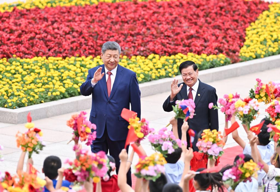 Xi Jinping incontra il Presidente del Laos Thongloun Sisoulith