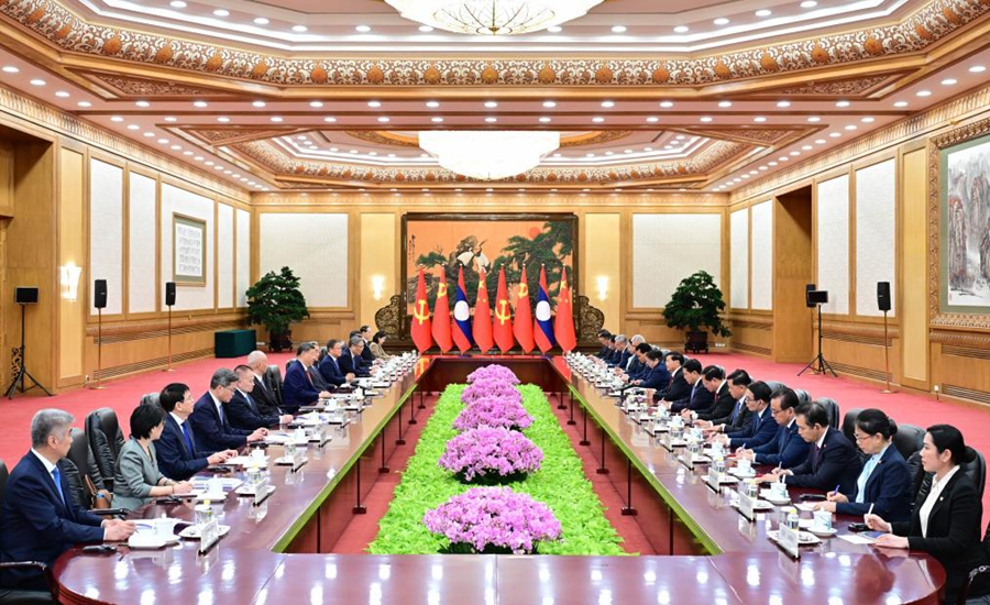Xi Jinping incontra il Presidente del Laos Thongloun Sisoulith