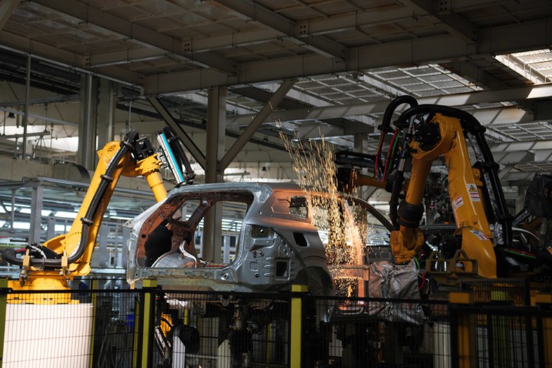 Robot industriali in funzione sulle linee di produzione di una fabbrica intelligente della casa automobilistica cinese Chery a Wuhu, nella provincia dell'Anhui, Cina orientale. (12 settembre 2024 - Xinhua/Liu Junxi)