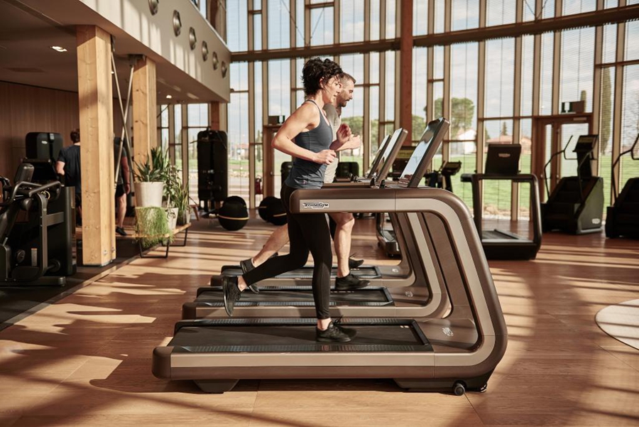 Runner si allenano sui tapis roulant presso il Wellness Center del Technogym Village a Cesena, Italia. (Foto fornita da Technogym)