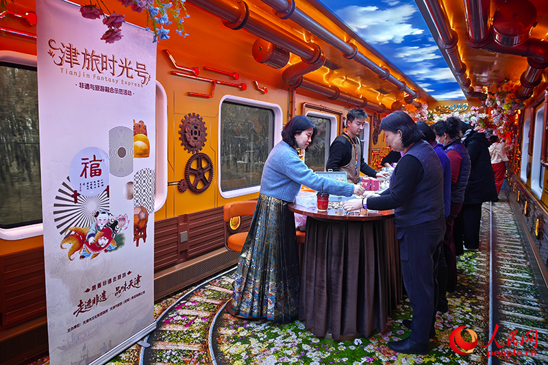 Cittadini viaggiano sul "Tianjin Fantasy Express". (Quotidiano del Popolo Online/Sun Yifan) 