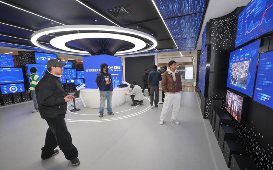 Imprenditori presso il Global Digital Trade Center di Yiwu, nella provincia del Zhejiang, Cina orientale. (28 febbraio 2026 - Xinhua/Xu Yu)