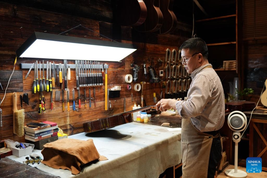 Produzione di chitarre prospera nella contea di Zheng'an, Guizhou