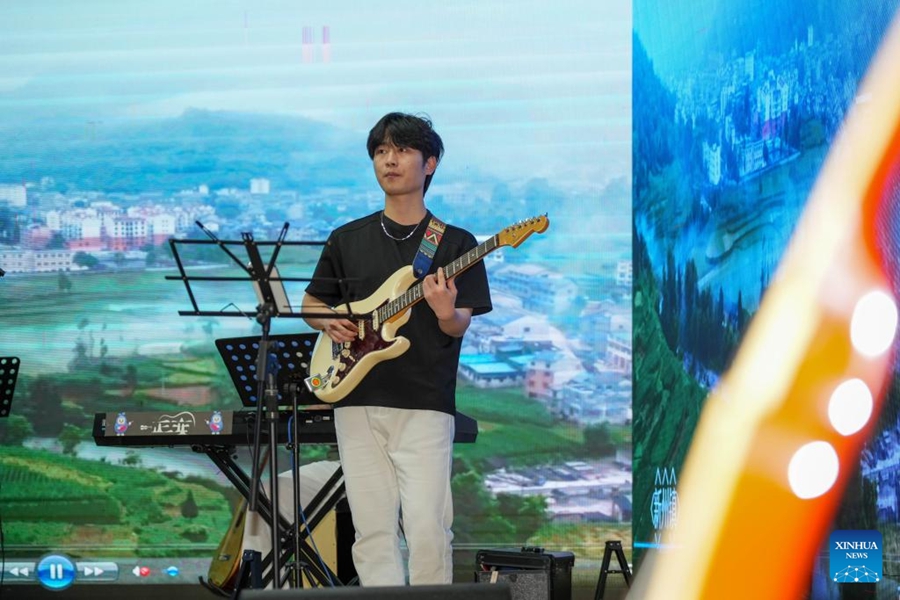 Produzione di chitarre prospera nella contea di Zheng'an, Guizhou