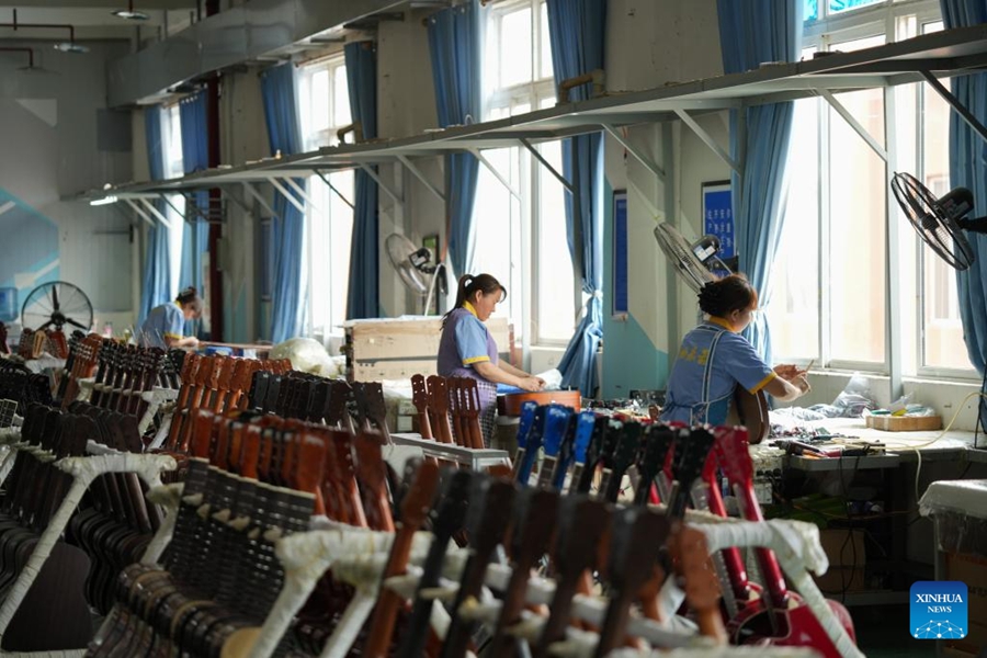 Produzione di chitarre prospera nella contea di Zheng'an, Guizhou