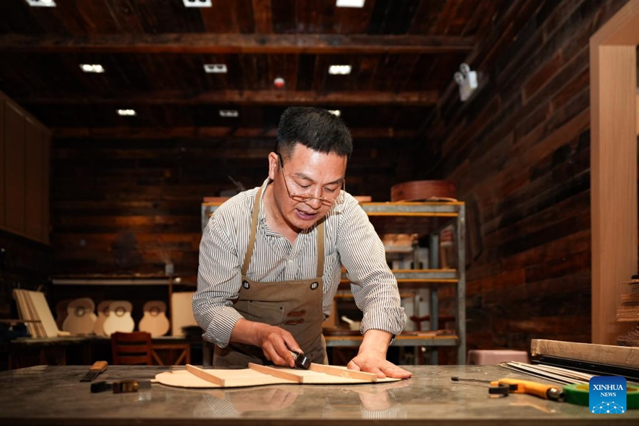 Produzione di chitarre prospera nella contea di Zheng'an, Guizhou