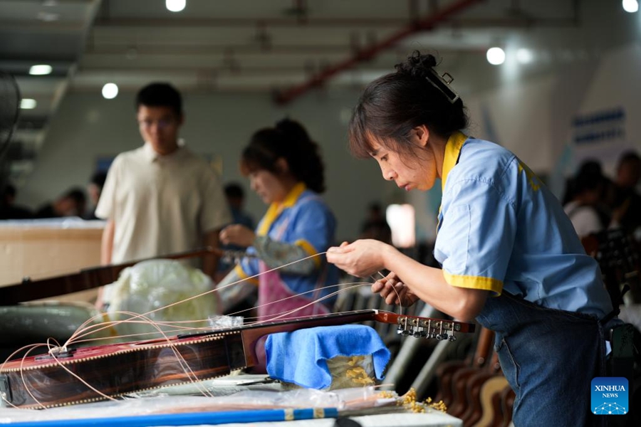 Produzione di chitarre prospera nella contea di Zheng'an, Guizhou