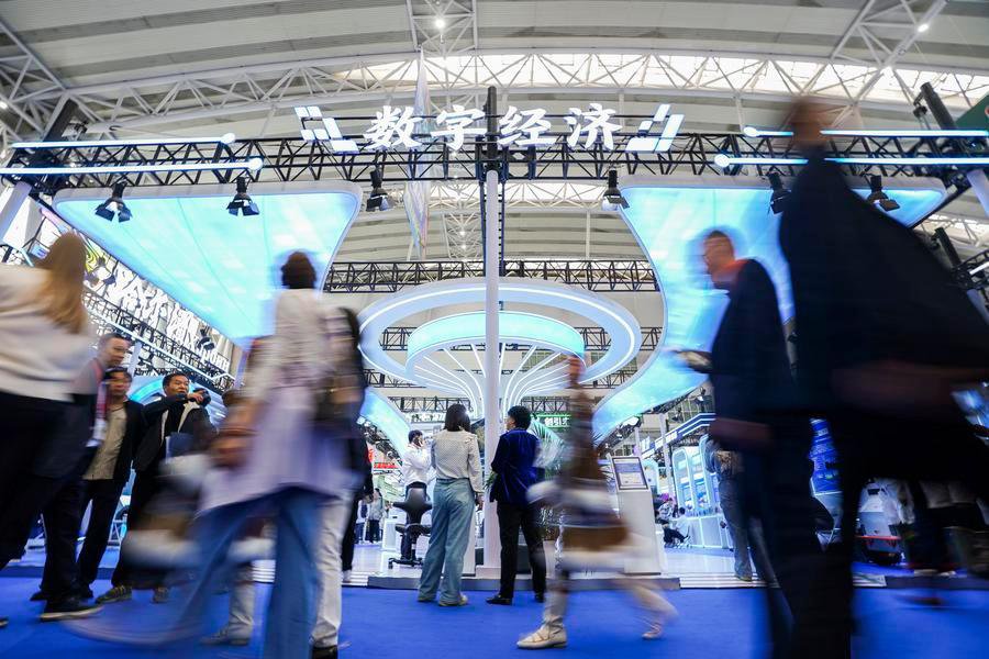 Visitatori presso un'area espositiva dedicata all'economia digitale alla decima edizione dell'Expo Cina-Russia a Harbin, nella provincia dello Heilongjiang, Cina nord-orientale. (18 maggio 2026 - Xinhua/Na Yuqi)