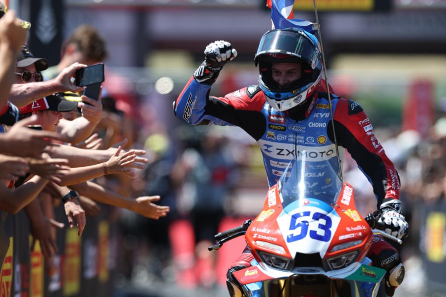 Valentin Debise, pilota francese del team ZXMOTO, festeggia dopo aver vinto la gara. (13 giugno 2026 - Xinhua/Li Jing)