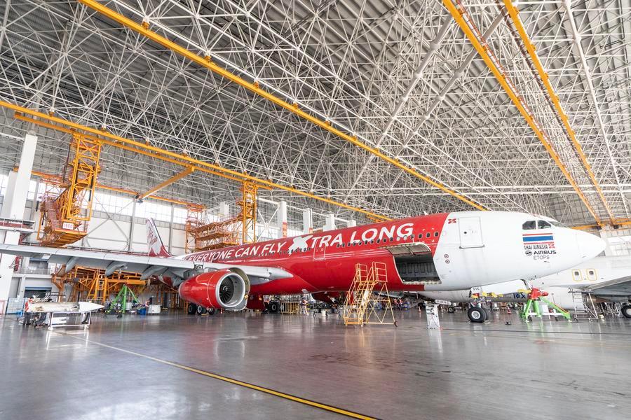 Un aereo in arrivo è sottoposto a manutenzione presso una base di manutenzione aeronautica "one-stop" nel Porto di Libero Scambio di Hainan, a Haikou, Cina meridionale. (17 febbraio 2025 - Xinhua/Zhang Liyun)