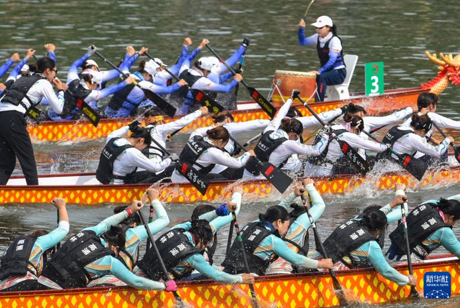 Gare di barche drago per celebrare la Festa di Duanwu