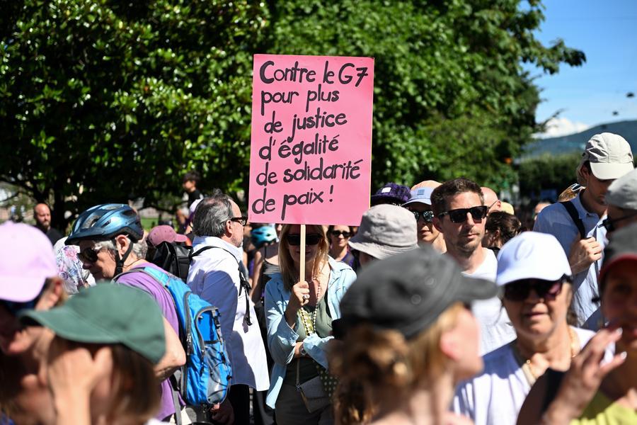 Manifestanti protestano contro il vertice del G7 a Ginevra, in Svizzera. (14 giugno 2026 - Xinhua/Lian Yi)