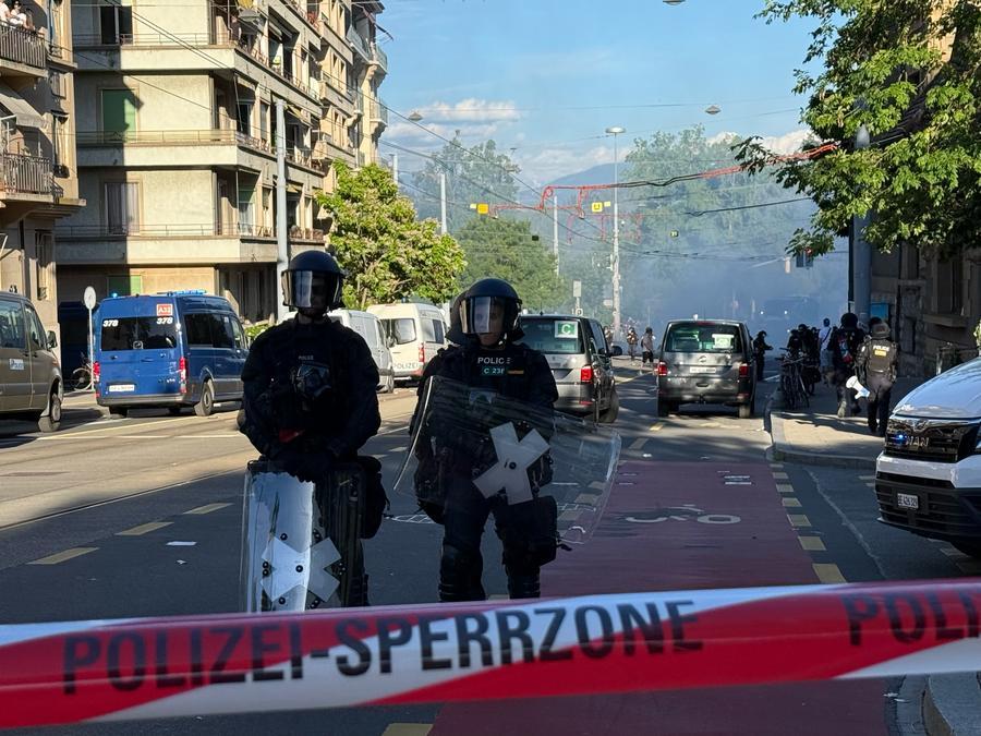 Vertice del G7 prende il via sullo sfondo di imponenti proteste
