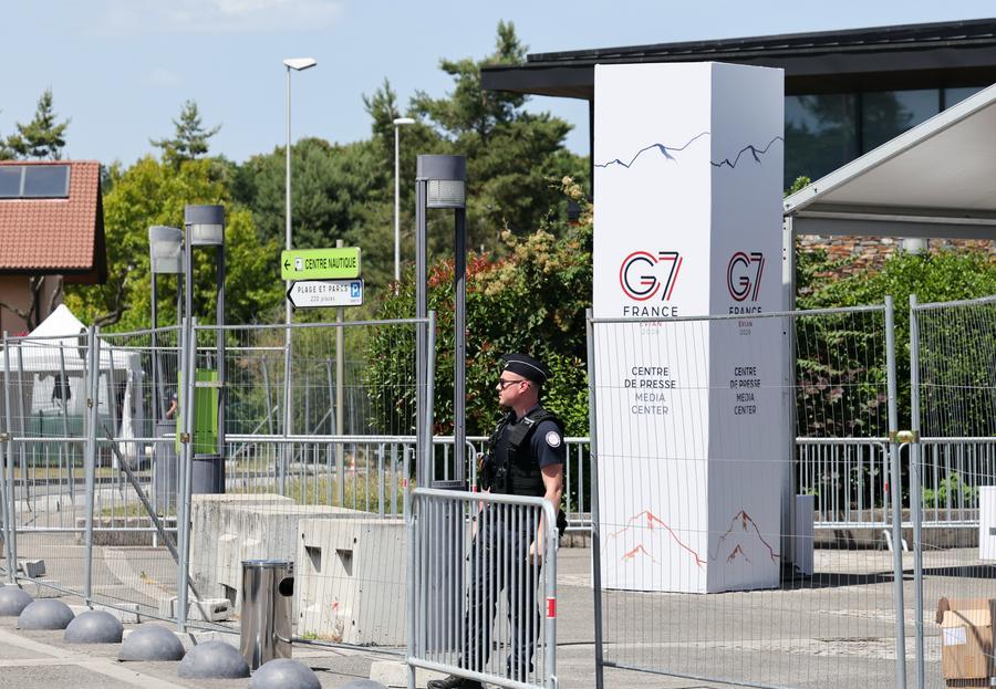 Vertice del G7 prende il via sullo sfondo di imponenti proteste