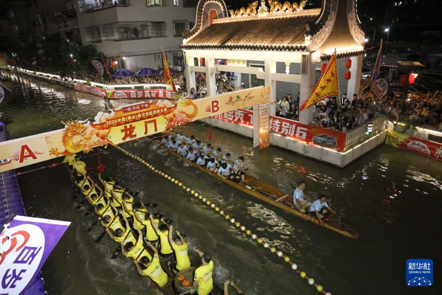 Squadre di barche drago gareggiano a Diejiao, Guangdong. (13 giugno 2026 – Xinhua/Deng Hua)