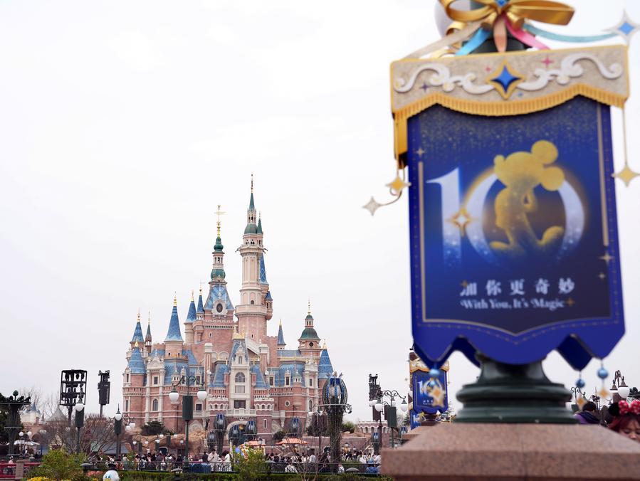 Un poster dedicato al decimo anniversario a Shanghai Disneyland, Cina orientale. (20 marzo 2026 - Xinhua/Liu Ying)