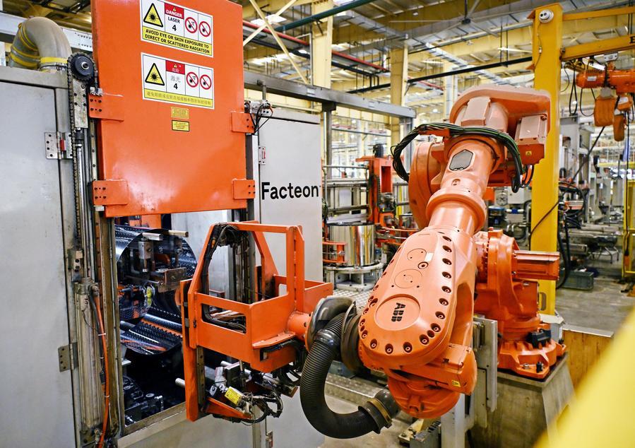 Braccio robotico in funzione presso la fabbrica interconnessa di lavatrici Haier a Qingdao, nella provincia dello Shandong, Cina orientale. (12 maggio 2026 - Xinhua/Li Ziheng)