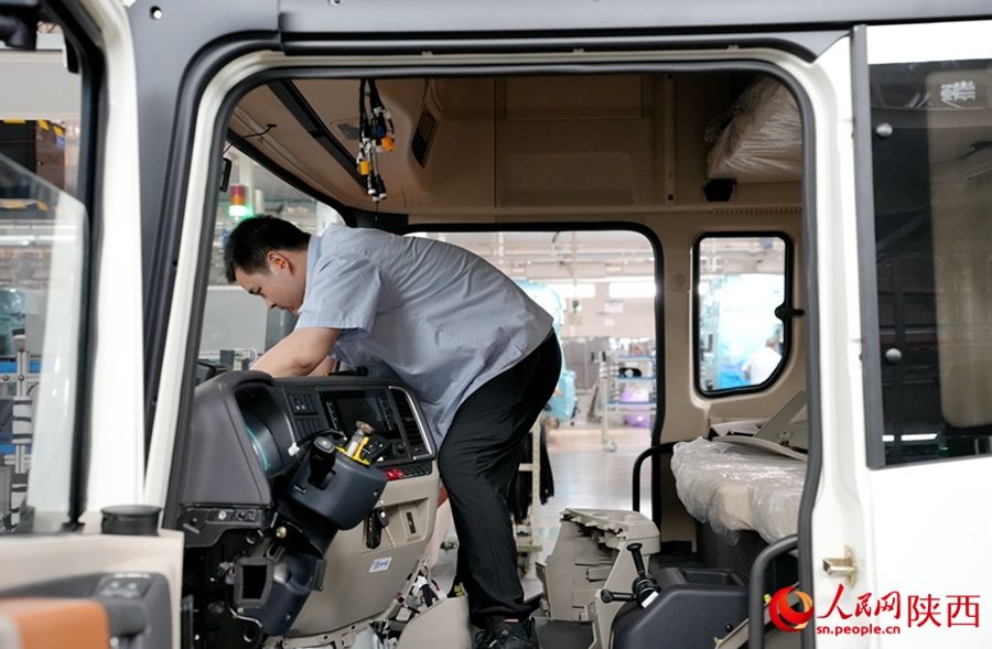 Mobilitazione di robot nella fabbrica di autocarri Shaanxi Automobile Group