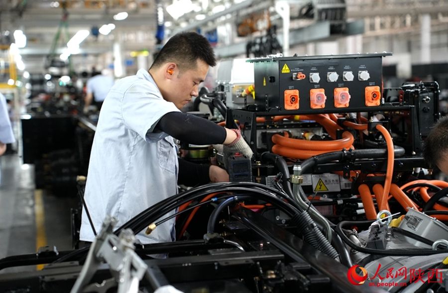 Mobilitazione di robot nella fabbrica di autocarri Shaanxi Automobile Group