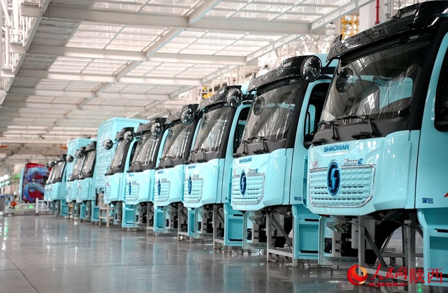 Mobilitazione di robot nella fabbrica di autocarri Shaanxi Automobile Group