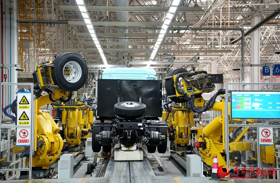Mobilitazione di robot nella fabbrica di autocarri Shaanxi Automobile Group