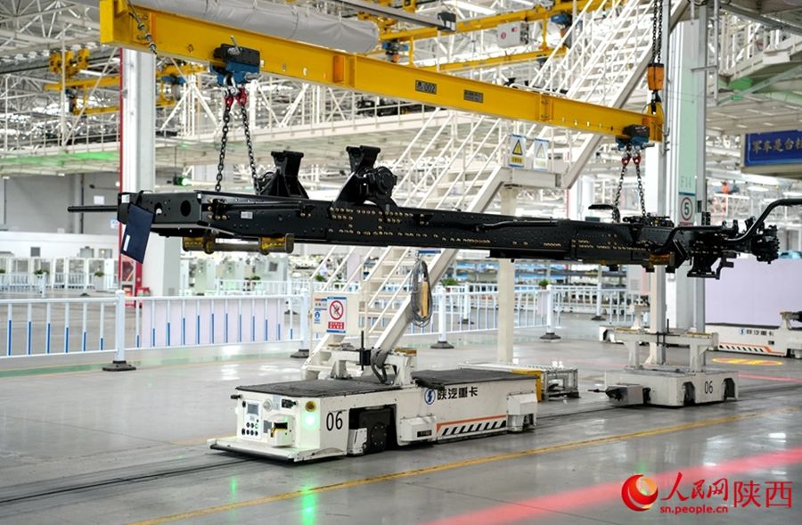 Mobilitazione di robot nella fabbrica di autocarri Shaanxi Automobile Group