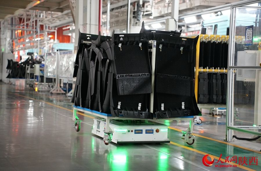 Mobilitazione di robot nella fabbrica di autocarri Shaanxi Automobile Group