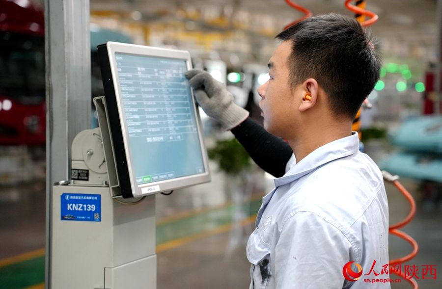 Mobilitazione di robot nella fabbrica di autocarri Shaanxi Automobile Group