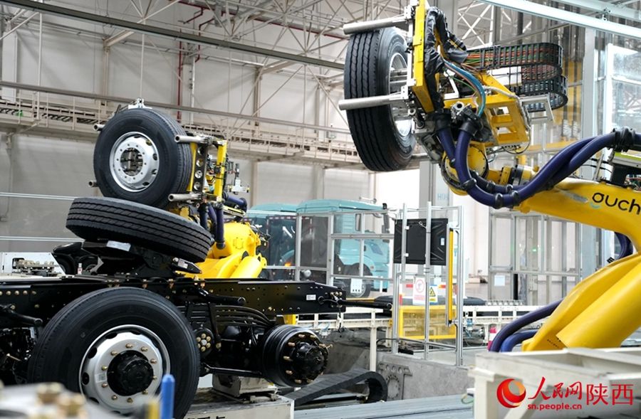 Mobilitazione di robot nella fabbrica di autocarri Shaanxi Automobile Group