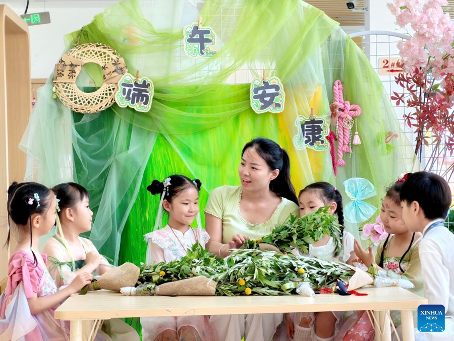Varie attività in tutta la Cina per celebrare l'imminente Festa delle Barche Drago