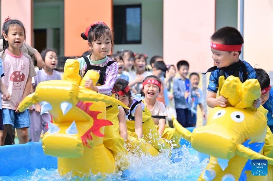 Varie attività in tutta la Cina per celebrare l'imminente Festa delle Barche Drago