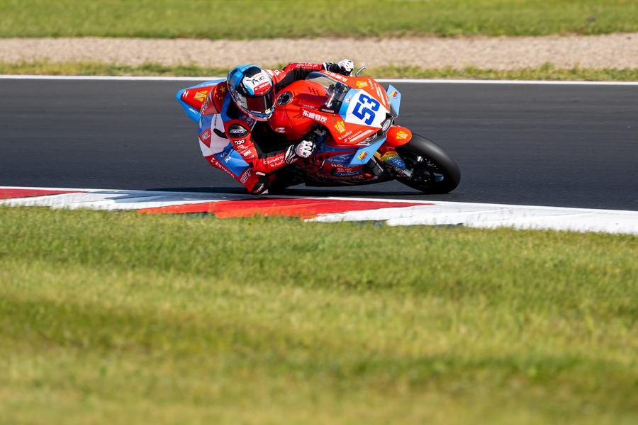 Il pilota francese Valentin Debise, del team cinese ZXMOTO, in azione durante la Gara 1 del round ceco del Campionato Mondiale FIM Supersport a Most, Repubblica Ceca. (16 maggio 2026 - Xinhua)