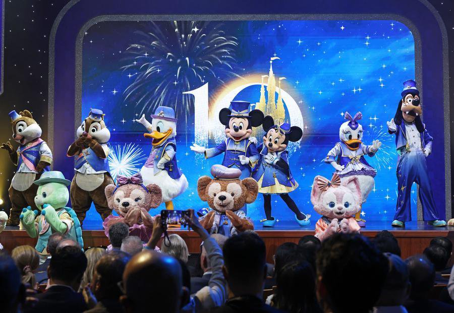 Artisti vestiti da personaggi Disney si esibiscono durante i festeggiamenti per il decimo anniversario di Shanghai Disneyland, nella Cina orientale. (15 giugno 2026 - Xinhua/Liu Ying)