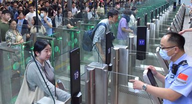 Viaggi transfrontalieri attraverso i porti di Beijing superano i 10 milioni a metà giugno