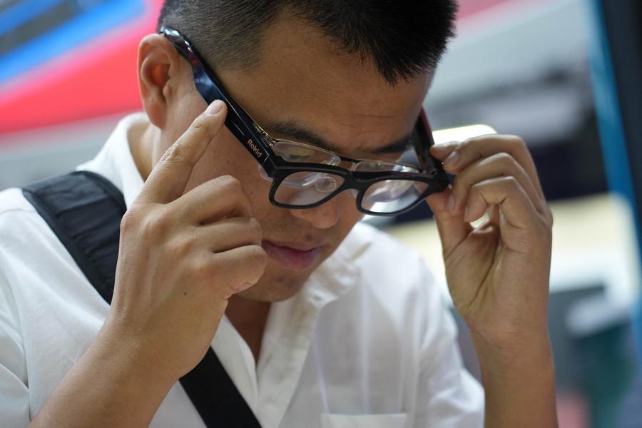 Visitatore prova un paio di occhiali dotati di intelligenza artificiale alla China International Supply Chain Expo a Beijing, capitale della Cina. (22 giugno 2026 - Xinhua/Xie Han)