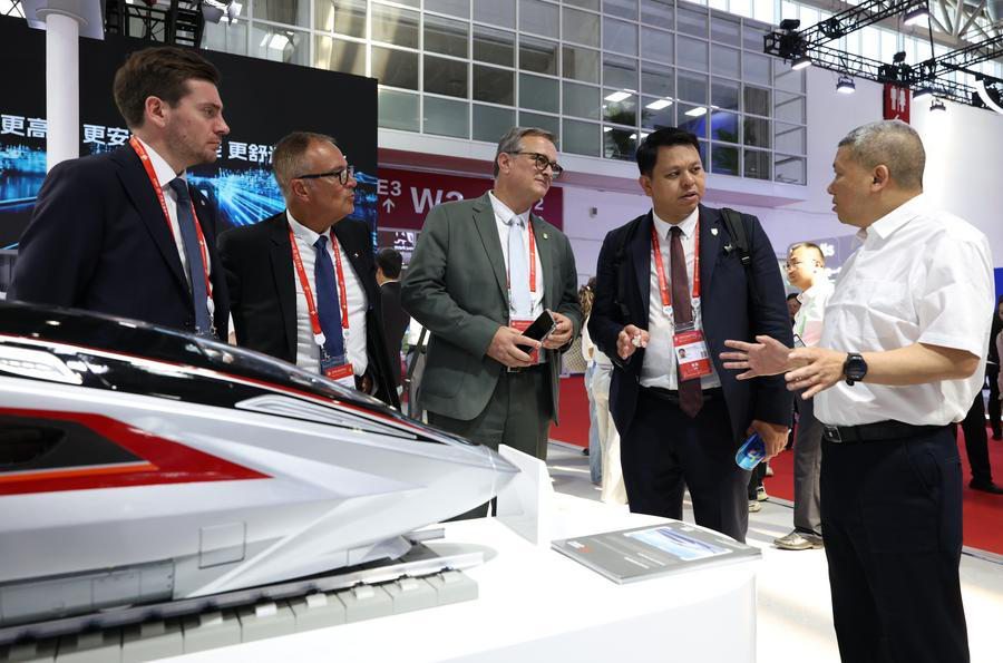 Visitatori stranieri allo stand della China Railway Rolling Stock Corporation (CRRC) alla China International Supply Chain Expo a Beijing, capitale della Cina. (22 giugno 2026 - Xinhua/Zhang Chenlin)
