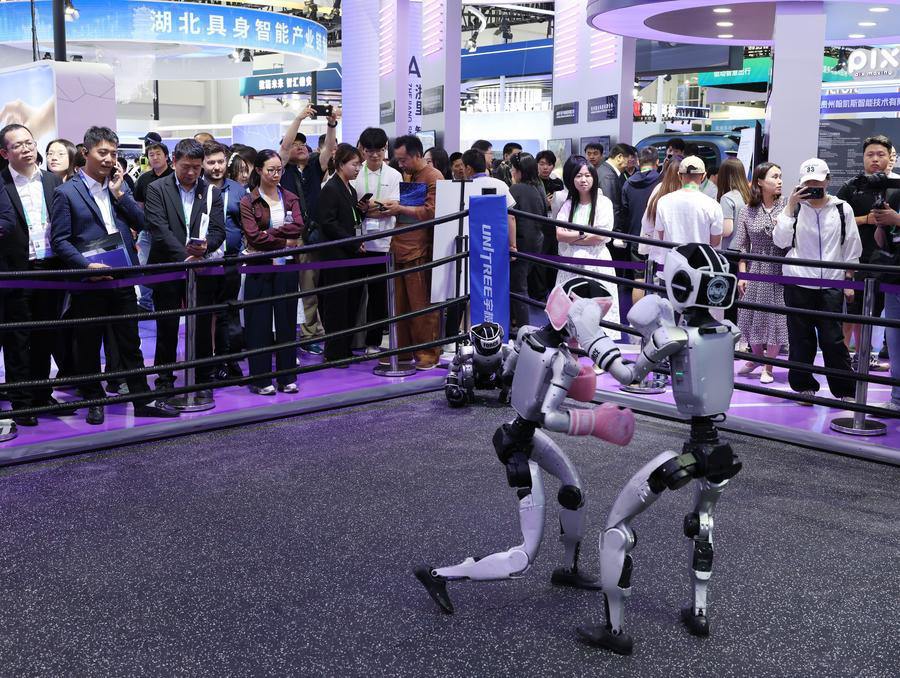 Visitatori osservano un incontro di boxe tra robot aella China International Supply Chain Expo a Beijing, capitale della Cina. (22 giugno 2026 - Xinhua/Zhang Chenlin)