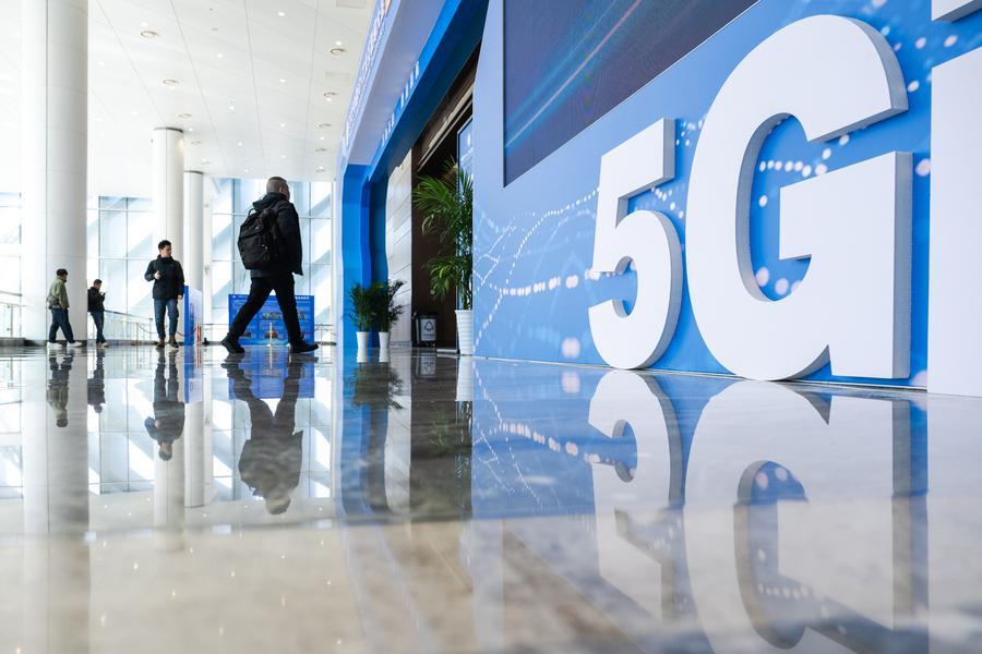 Visitatori entrano nella sede della Conferenza 2025 su 5G e Internet industriale della Cina a Wuhan, nella provincia dello Hubei, Cina centrale. (21 novembre 2025 - Xinhua/Xiao Yijiu)