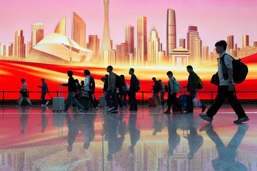 Passeggeri alla sala arrivi dell'aeroporto internazionale Baiyun di Guangzhou, provincia del Guangdong, Cina meridionale. (23 febbraio 2026 - Xinhua/Wu Lu)